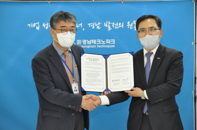 ▲(좌)안완기 경남테크노파크 원장, 전만경 공간정보산업진흥원 원장(사진제공=공간정보산업진흥원)