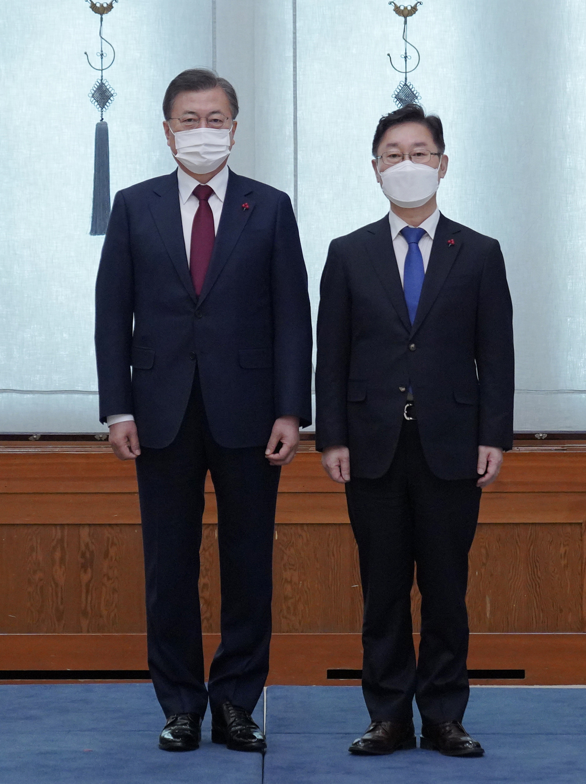 ▲문재인 대통령이 29일 오후 청와대에서 박범계 신임 법무부 장관에게 임명장을 수여한 뒤 기념촬영하고 있다. (연합뉴스)