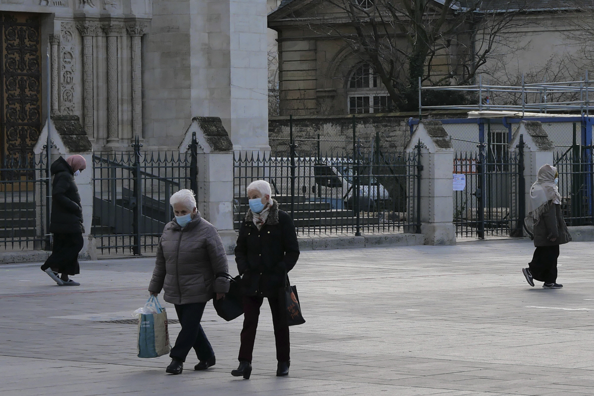 ▲프랑스 파리에서 25일(현지시간) 사람들이 마스크를 착용하고 걷고 있다. 파리/AP연합뉴스 

