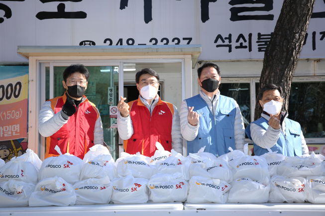 ▲최정우 포스코 회장과 최태원 SK 회장을 비롯한 양사 임직원들이 경북 포항시 송도동에 위치한 한 식당에서 '희망나눔 도시락'을 함께 제작한 후 기념촬영을 하고 있다. 왼쪽부터 이형희 SK SUPEX추구협의회 SV위원장, 최정우 포스코 회장, 최태원 SK 회장, 김학동 포스코 철강부문장. (사진제공=포스코)