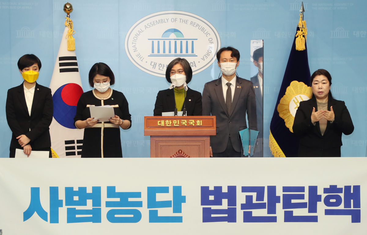 ▲이탄희 더불어민주당(오른쪽 두번재 부터), 강민정 열린민주당, 용혜인 기본소득당, 류호정 정의당 의원이 22일 국회 소통관에서 '사법농단 법관탄핵'을 제안하고 있다. (연합뉴스)