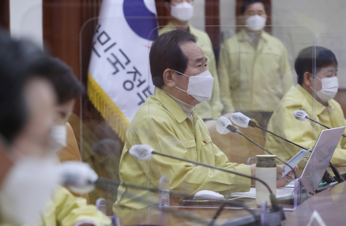 ▲정세균 국무총리가 31일 오후 서울 종로구 정부서울청사에서 열린 코로나19 대응 중대본회의에서 발언을 하고 있다. 이날 정 총리는 현 거리두기 단계를 설 연휴까지 2주 연장 하기로 하고 5인 모임 금지를 지속한다고 발표했다. (공동취재사진).  (뉴시스)