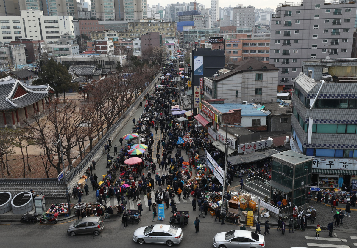▲정부가 사회적 거리두기 2.5단계를 설 연휴까지 2주 연장하기로 발표한 31일 오후 서울 종로구 동묘 벼룩시장이 시민들로 북적이고 있다.  (뉴시스)