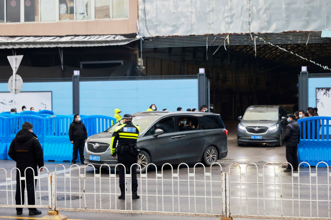 ▲31일 세계보건기구(WHO) 중국 현지조사팀을 태운 차량이 우한의 화난수산물시장의 조사를 마치고 떠나고 있다(사진=로이터/연합뉴스)