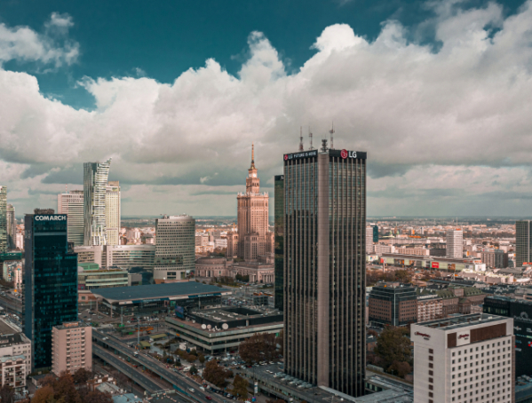 ▲LG가 폴란드 바르샤바 옥스포드 타워에 옥외 광고를 설치하고 브랜드 알리기에 나섰다. (사진제공=LG)