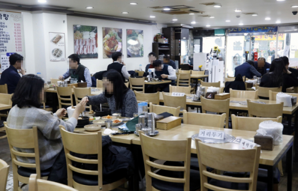 ▲지난달 24일 서울의 한 식당에서 시민들이 점심 식사를 하고 있다.  (뉴시스)