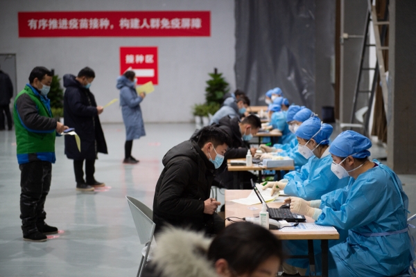 ▲중국 베이징에서 3일 시민이 코로나19 백신을 접종하기 위해 줄을 서고 있다. 베이징/신화뉴시스
