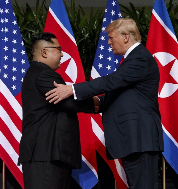 ▲도널드 트럼프(오른쪽) 미국 대통령과 김정은 북한 국무위원장이 2018년 6월 12일 싱가포르 센토사 섬에서 만나 악수를 하고 있다. (AP=연합뉴스)