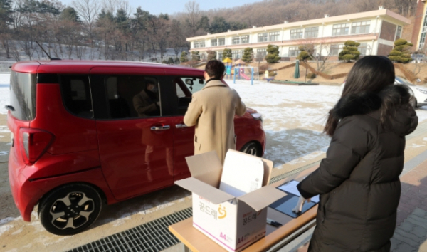 ▲한 초등학교에서 승차 확인(드라이브스루) 방식으로 예비소집을 진행하고 있다. (연합뉴스)