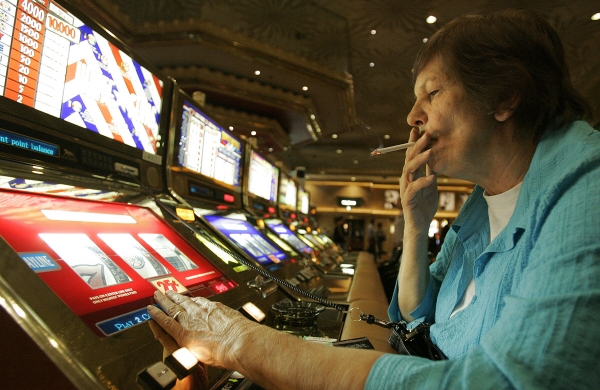 ▲미국 라스베이거스에 위치한 MGM 그랜드호텔 카지노에서 한 고객이 슬롯머신으로 게임하고 있다. 라스베이거스/AP뉴시스