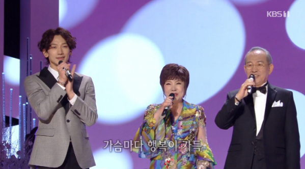 ▲비가 박진영과 함께 '가요무대'에 출연했다. (사진=KBS1 '가요무대' 방송화면 캡처)