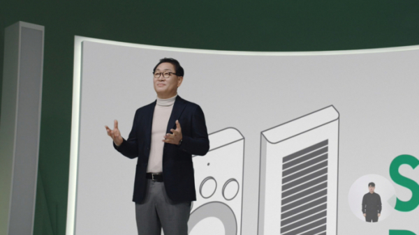 ▲삼성전자 영상디스플레이사업부장 한종희 사장이 온라인으로 진행된 '삼성 퍼스트 룩 2021(Samsung First Look 2021)' 행사에서 삼성전자 TV 신제품과 전략을 설명하고 있다. (사진제공=삼성전자)