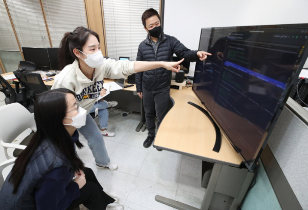 ▲서울 서초구 KT융합기술원에서 연구원들이 AI 기술을 개발하고 있다. (사진제공=KT)