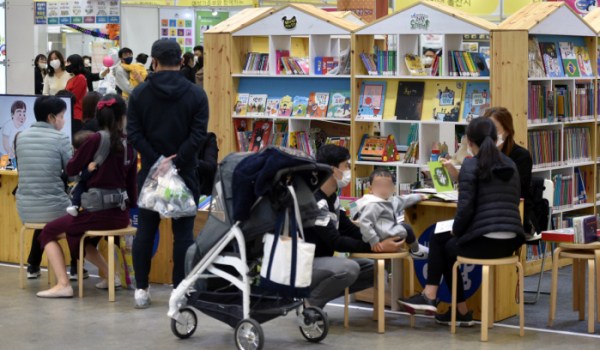 ▲인구학 전문가인 서울대 보건대학원 조영태 교수는 출산율 하락의 근본적인 원인을 '한국 사회의 획일적인 가치관' 때문이라고 봤다. (뉴시스)