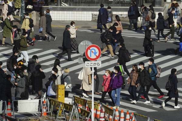 ▲7일 일본 도쿄에서 코로나19 확산 방지를 위해 마스크를 쓴 사람들이 시부야 건널목을 건너고 있다. 도쿄/AP뉴시스
