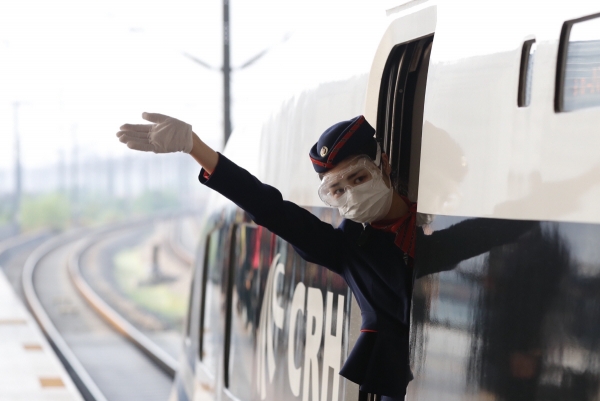 ▲중국 베이지엣서 기차 승무원이 6일 출발에 앞서 승객들의 탑승을 요청하고 있다. 베이징/신화뉴시스