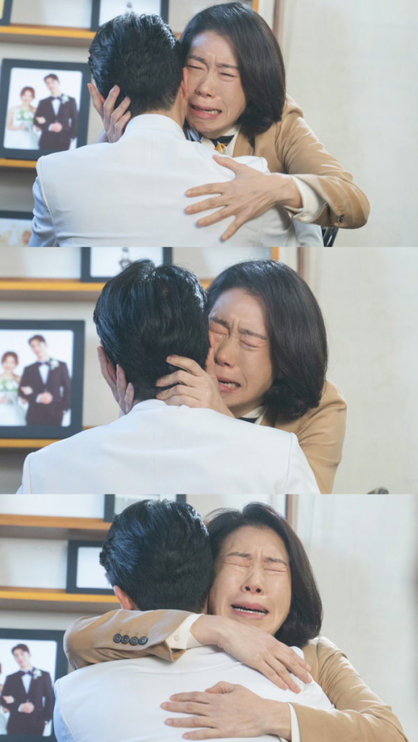 ▲염혜란 ‘경이로운 소문’ 현장 스틸(사진제공=에이스팩토리)