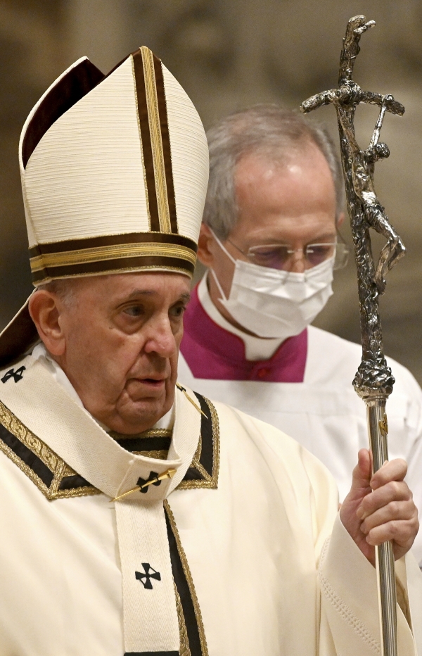▲프란치스코 교황이 지난해 24일(현지시간) 크리스마스이브 미사를 집전하기 바티칸 성 베드로 대성당에 도착하고 있다. 바티칸/AP뉴시스
