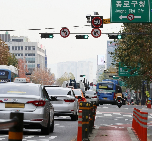 ▲도로교통법 시행규칙 개정에 따라 4월 17일부터 전국적으로 안전속도 5030 정책이 시행된다. 사진은 2018년 시범실시한 서울 광화문 사거리로 과속 단속 카메라에 제한속도 ‘50’이라고 쓰인 안내판이 붙어 있다. (뉴시스)
