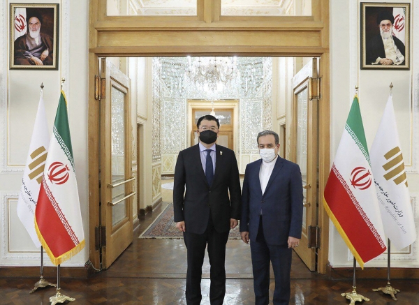 ▲최종건 한국 외교부 1차관(좌)과 세예드 압바스 아락치 외무차관이 10일(현지시간) 이란 수도 테헤란에서 이란 자금 동결에 대한 협상을 시작했다. 테헤란/AP뉴시스
