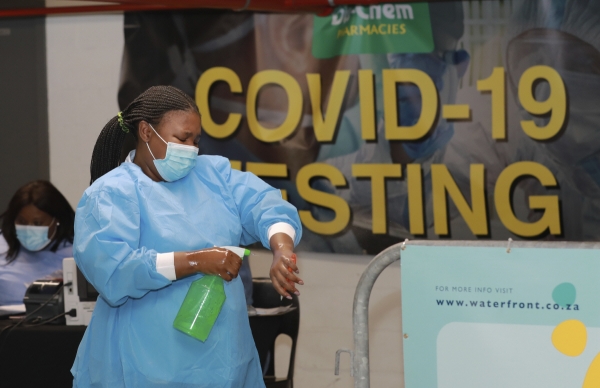 ▲남아프리카공화국 케이프타운에서 8일(현지시간) 한 의료진이 백신 접종에 앞서 손을 소독하고 있다. 케이프타운/AP뉴시스

