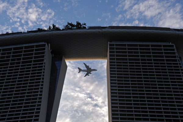 ▲싱가포르항공의 A380기가 2015년 8월 1일(현지시간) 싱가포르 상공을 날고 있다. 싱가포르/AP뉴시스
