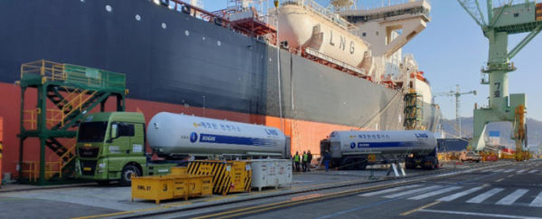 ▲한국가스공사 관계자가 선박에 LNG 벙커링을 공급하고 있다. (사진제공=한국가스공사)