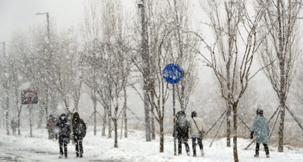 ▲12일 오후 서울 한강공원에 눈이 내리고 있다.  (연합뉴스)