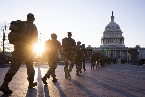 ▲12일(현지시간) 미국 워싱턴에서 주방위군이 백악관으로 향하고 있다. 워싱턴D.C./EPA연합뉴스
