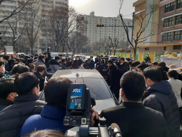 ▲13일 오전 서울 양천구 서울남부지법에서 열린 '정인이 사건' 첫 재판 직후 정인 양 양부 안모 씨가 탄 차량을 시민들이 애워싼 채 막고 있다. (김대영 기자 kdy@)