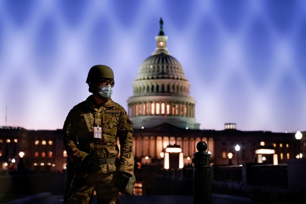 ▲미국 주방위군이 12(현지시간) 오후 방탄헬멧을 착용한 채 국회의사당을 지키고 있다. 워싱턴D.C./로이터연합뉴스
