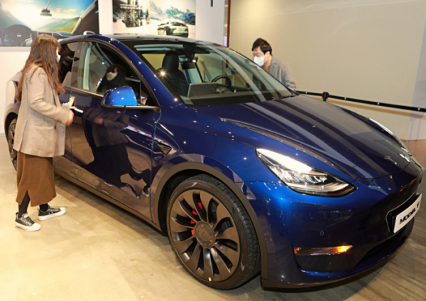 ▲테슬라가 중형 전기 SUV '모델 Y'를 국내에 처음으로 공개했다.  (사진제공=롯데쇼핑)