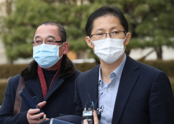 ▲전북 익산에서 발생한 이른바 '약촌 오거리 살인사건' 범인으로 몰려 억울한 옥살이를 했던 최모 씨에 대한 국가의 손해배상 책임을 인정하는 판결이 나왔다. 서울중앙지법 민사합의45부는 13일 최씨가 국가와 당시 사건을 수사한 경찰관·검사를 상대로 낸 소송에서 "국가가 최씨에게 16억여원을 지급하라"고 판결했다. 사진은 이날 오후 서초구 서울중앙지방법원 앞에서 선고공판을 마친 후 황상만 형사(왼쪽)와 박준영 변호사가 기자회견을 하는 모습. (연합뉴스)