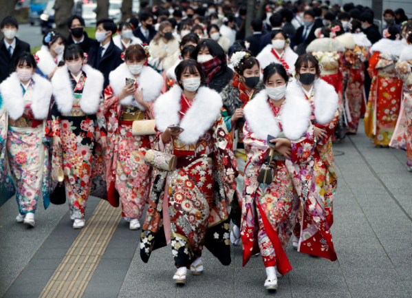 ▲일본 도쿄에서 11일 성년의 날을 맞아 시민들이 기모노를 입은 채 거리를 걷고 있다. 일본 정부는 긴급사태 선포 지역을 기존 4곳에서 11곳으로 늘릴 방침이다. 도쿄/로이터연합뉴스