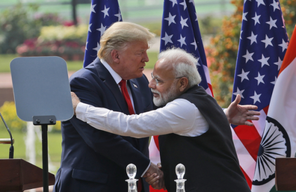 ▲인도를 방문 중인 도널드 트럼프(왼쪽) 미국 대통령이 25일 뉴델리 영빈관에서 나렌드라 모디 인도 총리와 회담에 앞서 악수하고 있다.  (뉴델리/AP뉴시스)
