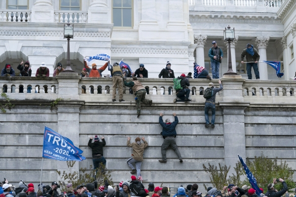 ▲도널드 트럼프 미국 대통령 지지 시위대가 1월 6일 워싱턴D.C. 연방의회 의사당 서쪽 벽을 기어오르고 있다. 워싱턴D.C./AP연합뉴스

