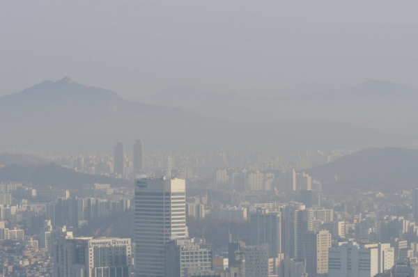 ▲한파가 주춤하고 찾아온 불청객 미세먼지 농도가 '나쁨' 수준을 보이고 있는 14일 오전 서울 중구 남산에서 바라본 서울 하늘이 미세먼지로 뒤덮여 뿌옇게 보이고 있다. 조현호 기자 hyunho@ (이투데이DB)