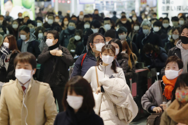 ▲일본 후쿠오카에서 14일 시민들이 마스크를 낀 채 이동하고 있다. 후쿠오카/AP연합뉴스