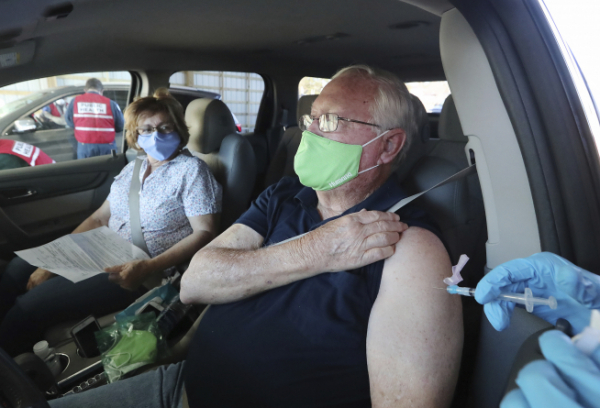 ▲<YONHAP PHOTO-1107> Wayne and Pat Whidden, receive their COVID-19 vaccinations from Newnan Fire Department firefighter/EMT Chase Taylor at the drive thru vaccination site in the Coweta County Fairgrounds, Thursday, Jan. 14, 2021, in Newnan, Ga. (Curtis Compton/Atlanta Journal-Constitution via AP) MANDATORY CREDIT; MARIETTA DAILY OUT; GWINNETT DAILY POST OUT; WXIA OUT; WGCL OUT/2021-01-15 07:38:36/<저작권자 ⓒ 1980-2021 ㈜연합뉴스. 무단 전재 재배포 금지.>