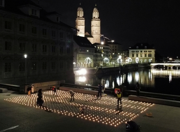 ▲스위스 취리히의 다리 위에서 지난달 30일(현지시간) 시민들이 신종 코로나바이러스 감염증(코로나19) 희생자 추모 집회를 위해 886개의 촛불을 켜고 있다. 취리히/로이터연합뉴스
