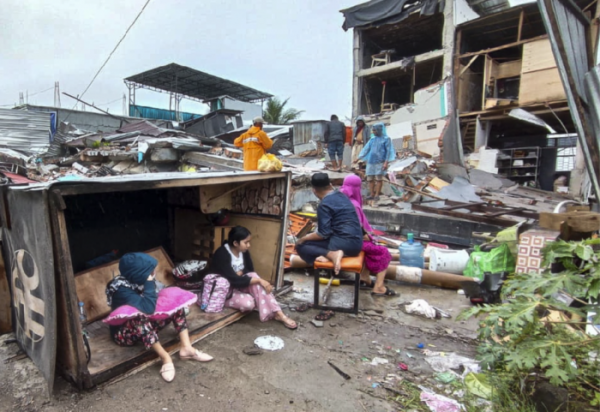 ▲인도네시아 술라웨시섬 서부에서 15일 강진이 발생해 주민들이 망연자실해 있다. (EPA연합뉴스)