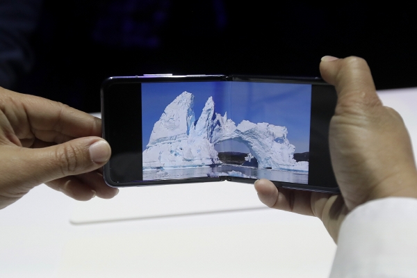 ▲지난해 2월 미국 ‘2020 언팩’ 행사에서 공개된 삼성전자의 폴더블폰 갤럭시Z 플립 모습. 샌프란시스코/AP뉴시스
