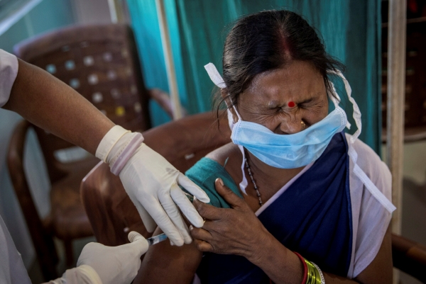 ▲16일(현지시간) 인도 동부 오디샤에서 한 여성이 코로나19 백신을 접종하고 있다. 오디샤/로이터연합뉴스
