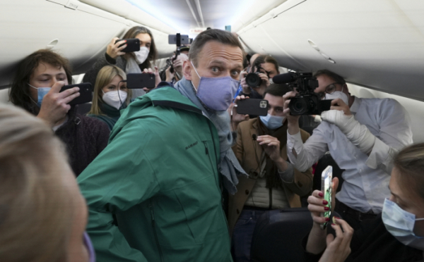 ▲알렉세이 나발니가 17일(현지시간) 독일 베를린 브란덴부르크 공항(BER)에 모스크바로 향하는 비행기 안에서 기자들에게 둘러싸여 있다.  (베를린/AP뉴시스)