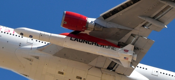 ▲17일(현지시간) 미국 캘리포니아 모하비 항공·우주 기지에서 개조된 보잉 747기인 ‘코스믹 걸’ 날개 아래 장착된 위성 발사용 로켓 ‘론처원’이 보인다. 모하비/로이터연합뉴스
