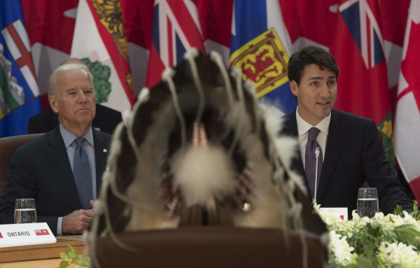 ▲조 바이든(왼쪽) 당시 미국 부통령과 쥐스탱 트뤼도 캐나다 총리가 2016년 12월 9일(현지시간)  캐나다 오타와에서 제1차 장관급 회의에 참석하고 있다. 오타와/AP뉴시스
