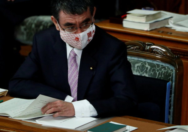 ▲고노 다로 일본 행정개혁담당상이 18일 마스크를 낀 채 국무회의에 참석하고 있다. 도쿄/로이터연합뉴스
