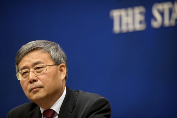 ▲궈수칭 중국 은행보험감독관리위원회 주석이 2017년 3월 2일 베이징에서 열린 기자회견에서 질문을 받고 있다. 베이징/AP뉴시스
