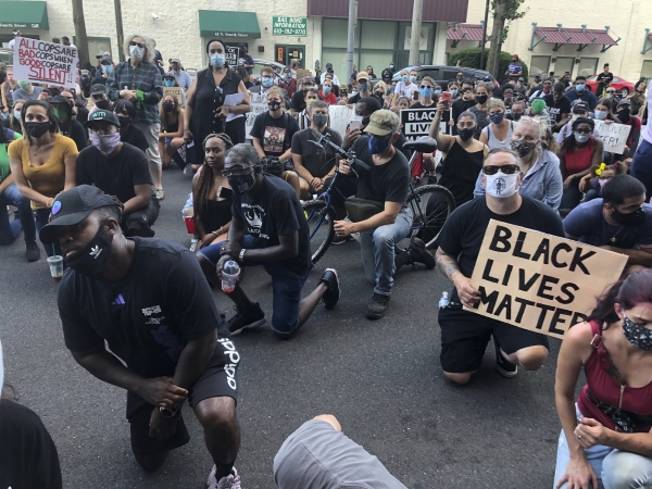 ▲미국 펜실베이니아주 앨런타운에서 경찰 진압 과정 중 흑인 남성이 사망하는 사건이 발생하자 시위대가 지난해 7월 13일 거리에서 ‘흑인 생명도 소중하다’ 시위를 하고 있다. 앨런타운/AP연합뉴스 
