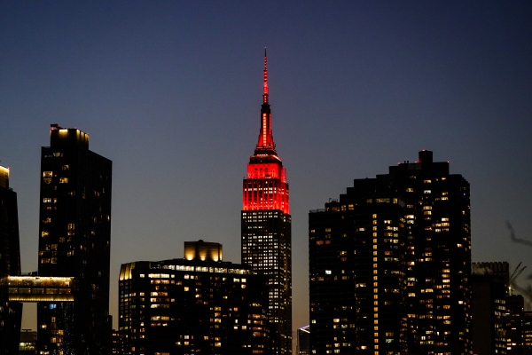 ▲19일(현지시간) 미국 뉴욕의 엠파이어 스테이트 빌딩 꼭대기에 신종 코로나바이러스 감염증(코로나19) 희생자를 추모하는 붉은색 조명이 밝혀져 있다. 뉴욕/AP연합뉴
